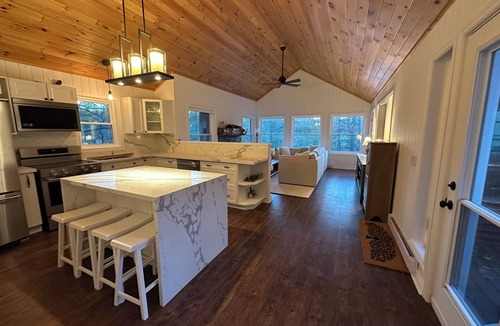 Gravenhurst Cottage | Muskoka Lake - Newer Island Cottage - 3 Bedroom - 1 min ride from marina