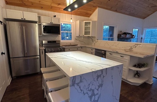 Gravenhurst Cottage | Muskoka Lake - Newer Island Cottage - 3 Bedroom - 1 min ride from marina
