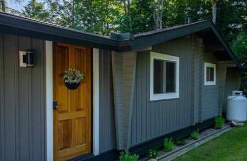 Seguin Cottage | Muskoka Lakefront 3 BR main cottage with 2 BR Bunkie on clear lake
