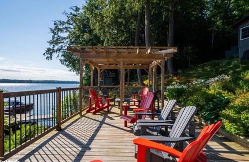 Seguin Cottage | Muskoka Lakefront 3 BR main cottage with 2 BR Bunkie on clear lake