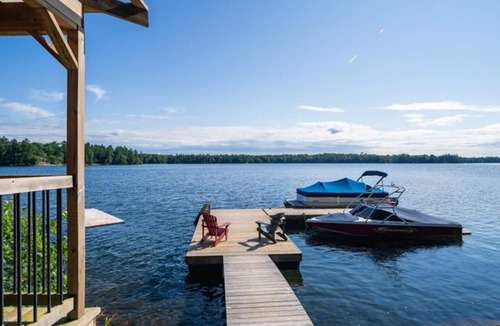 Seguin Cottage | Muskoka Lakefront 3 BR main cottage with 2 BR Bunkie on clear lake