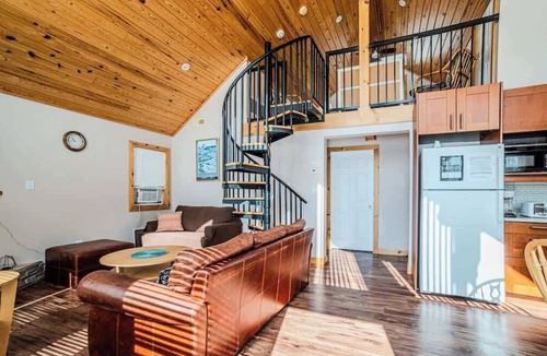 Muskoka Lakes Ski Chalet | Muskoka Lakefront 3-bdrm Chalet #90
