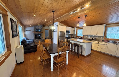 Novar Cottage | Muskoka Lakefront Cottage Retreat, All-Season, Sauna, Water Activities