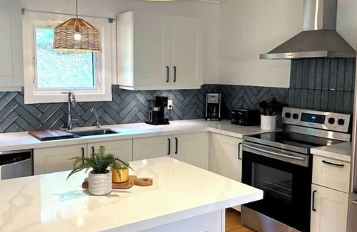 Algonquin Highlands Cottage | Muskoka Lakefront + fast WIFI + good cellular reception