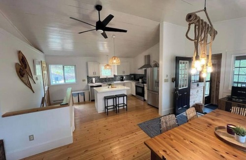 Algonquin Highlands Cottage | Muskoka Lakefront + fast WIFI + good cellular reception