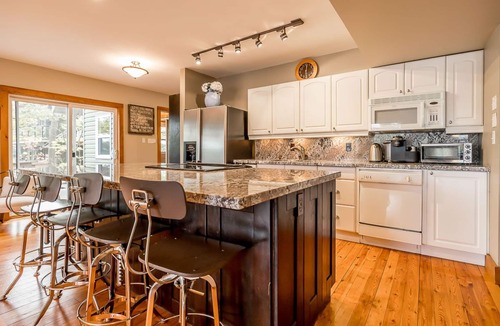 Gravenhurst Cottage | Muskoka Lakeshore Cottage Bliss