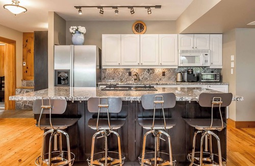 Gravenhurst House | Muskoka Lakeshore Cottage Bliss