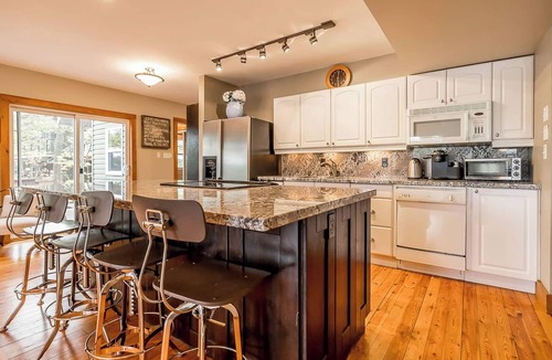 Gravenhurst House | Muskoka Lakeshore Cottage Bliss