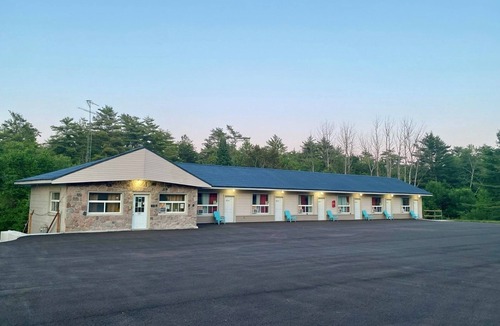 Gravenhurst House | Muskoka Nights Motel