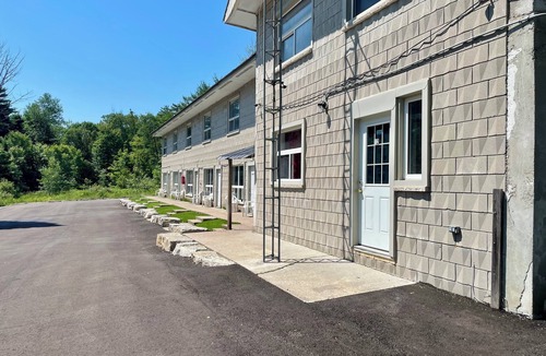 Gravenhurst House | Muskoka Nights Motel - 5
