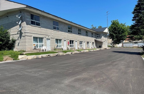 Gravenhurst House | Muskoka Nights Motel - 5