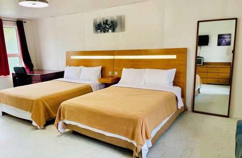 Gravenhurst House | Muskoka Nights Motel