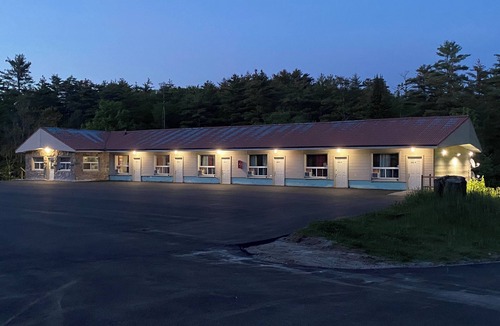 Gravenhurst House | Muskoka Nights Motel