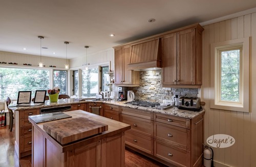 Bala Cottage | Muskoka Paradise! Spacious & Inviting, Great Deck! Sleeps 16! Hot Tub! Bala!