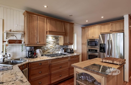 Bala Cottage | Muskoka Paradise! Spacious & Inviting, Great Deck! Sleeps 16! Hot Tub! Bala!