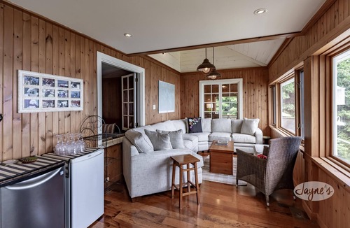 Bala Cottage | Muskoka Paradise! Spacious & Inviting, Great Deck! Sleeps 16! Hot Tub! Bala!