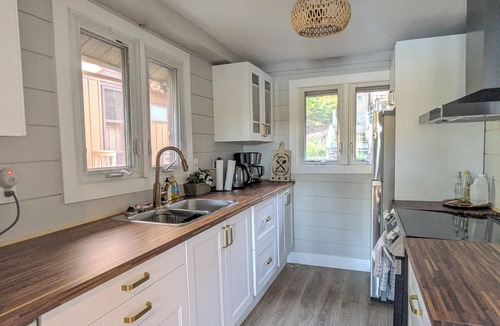 Bracebridge Cottage | Muskoka Private & Peaceful Waterfront Cottage. Lake-View Panoramic Sauna