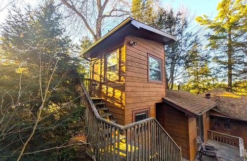 Bracebridge Cottage | Muskoka Private & Peaceful Waterfront Cottage. Lake-View Panoramic Sauna