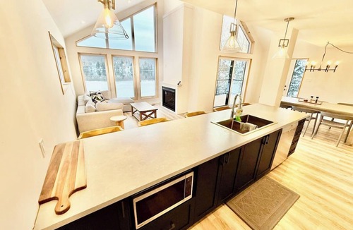 Perry House | Muskoka Retreat on Bay Lake