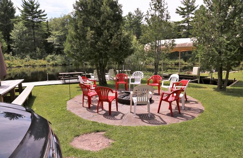 Big Chute Cottage | Muskoka - The Eagle's Nest