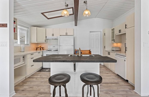 Huntsville Cottage | Muskoka Waterfront-Dock, Kayak, Firepit, Fireplace