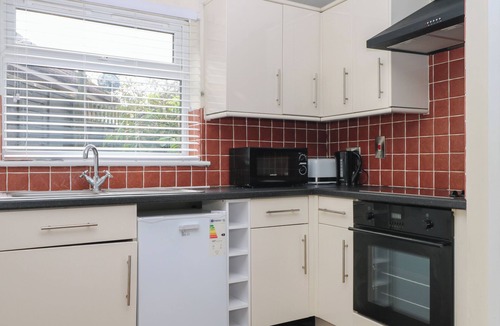 Ford Cottage | MUTLEY HALL, pet friendly, with a garden in Eastergate