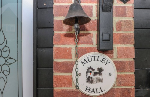 Ford Cottage | MUTLEY HALL, pet friendly, with a garden in Eastergate