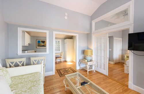 Oak Bluffs Hotel | MV Surfside Hotel