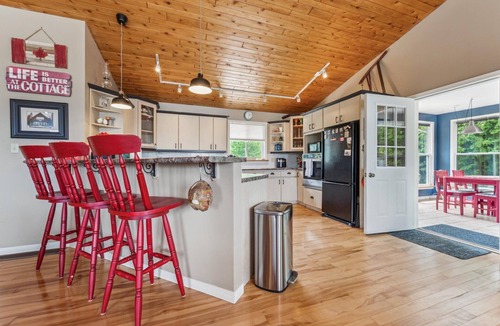 Lion's Head Cottage | Mylestone | 4BR Waterfront ISLAND Retreat