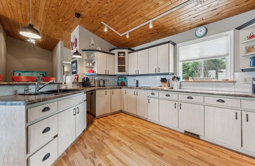 Lion's Head Cottage | Mylestone | 4BR Waterfront ISLAND Retreat