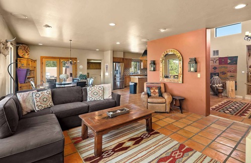 Oak Creek House | Myrinn–Explore and Relax|Spa Tub w/Red Rock Views