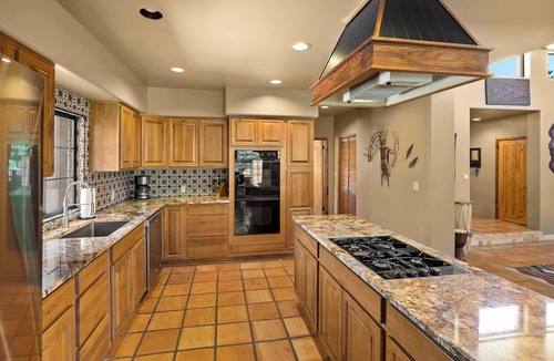Oak Creek House | Myrinn–Explore and Relax|Spa Tub w/Red Rock Views