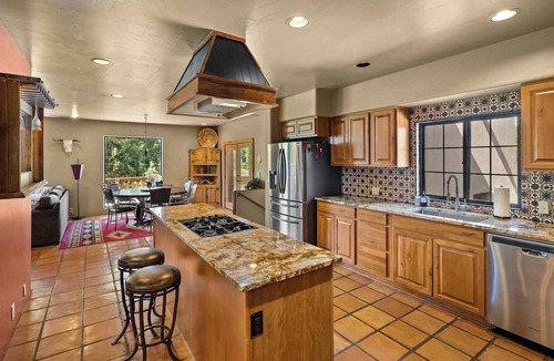 Oak Creek House | Myrinn–Explore and Relax|Spa Tub w/Red Rock Views