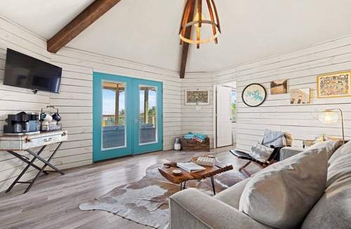 Canyon Lake House | Mystic Hills Ranch I Glamping, Views, Pool