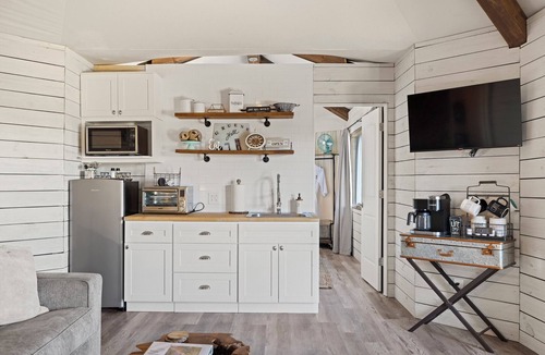 Canyon Lake House | Mystic Hills Ranch I Glamping, Views, Pool
