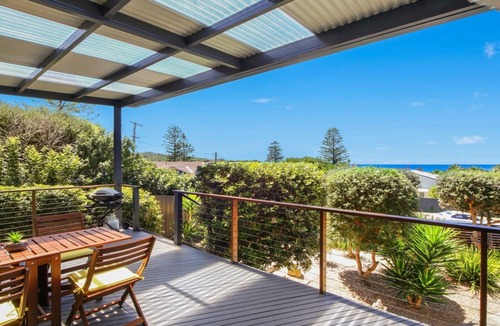 Wamberal House | MYSTIC WAVES | WIFI , Pet Friendly | Accom Holidays