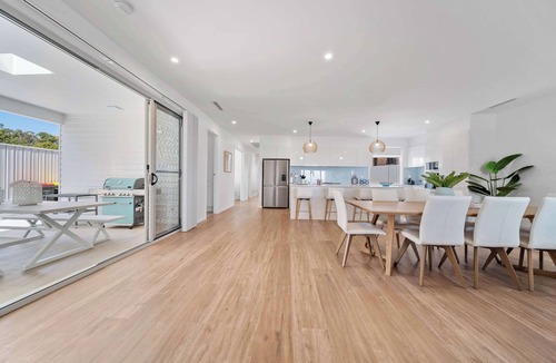 Vincentia House | Myuna - beachfront pet-friendly