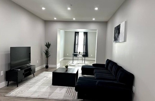 Albany Apartment | N E W Modern 1 Bedroom RARE Apt w office spacenn