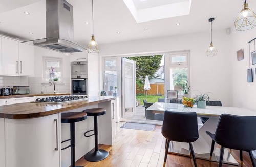 Enfield House | n"Exquisite 4/5 Bedroom Modern Marvel 5 minute walk to Enfield Town station