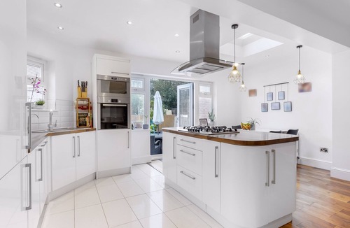 Enfield House | n"Exquisite 4/5 Bedroom Modern Marvel 5 minute walk to Enfield Town station
