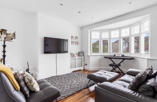 Enfield House | n"Exquisite 4/5 Bedroom Modern Marvel 5 minute walk to Enfield Town station