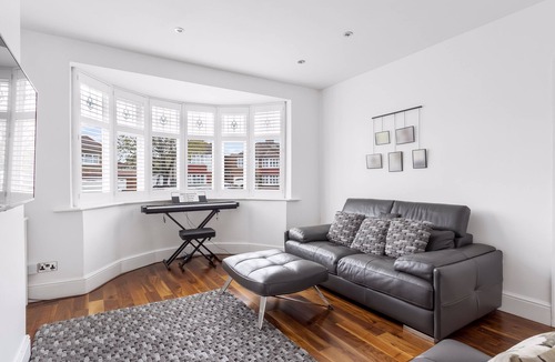 Enfield House | n"Exquisite 4/5 Bedroom Modern Marvel 5 minute walk to Enfield Town station