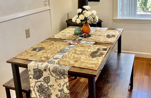 Haller Lake House | N Seattle home -2 BDRM Kitchen,Parking,Laundry