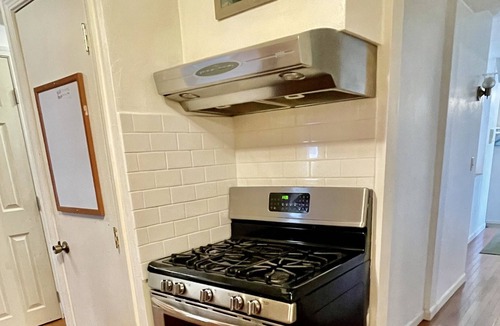 Haller Lake House | N Seattle home -2 BDRM Kitchen,Parking,Laundry