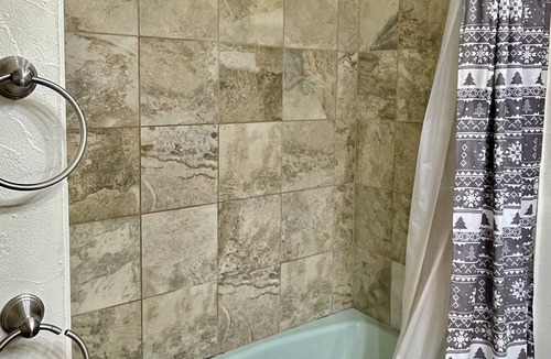 Haller Lake House | N Seattle home -2 BDRM Kitchen,Parking,Laundry