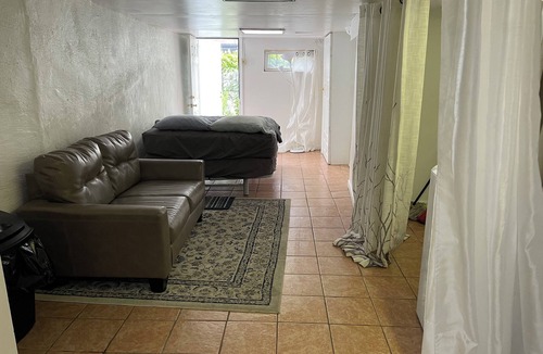 Olney-Oak Lane House | N2 north philadelphia , quiet one room