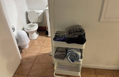 Olney-Oak Lane House | N2 north philadelphia , quiet one room