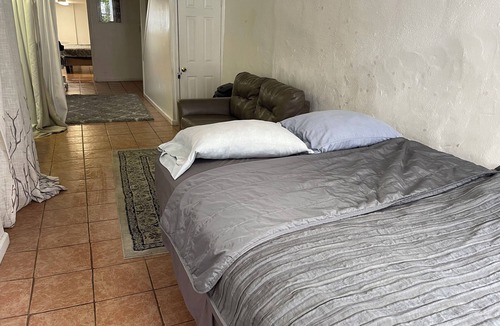 Olney-Oak Lane House | N2 north philadelphia , quiet one room