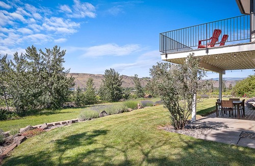 Naches House | Naches orchard views, 45 min to White Pass skiing!