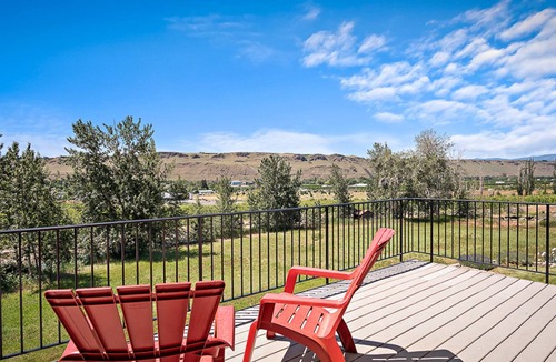 Naches House | Naches orchard views, 45 min to White Pass skiing!